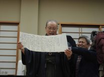 檄文を読み上げる松原さん