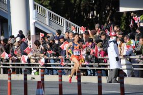 平塚～戸塚間、８区を快走する青木君