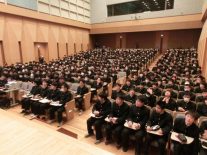 音楽ホールで講演を受ける２年生