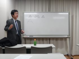 ロゴデザインの基本についてレクチャーされる深井明さん