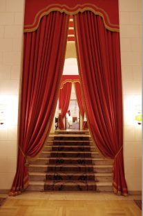 歴史ある荘厳なホテルのロビーから会場へ向かうアプローチ