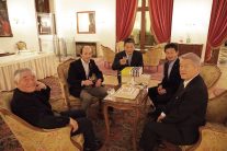 ウェルカムシャンパンと日本からの心温まるお土産（日本酒・梅干し・草加せんべいなど）