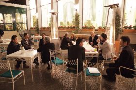 ホテルの中庭に席を移動して24時近くまで談笑は続きました