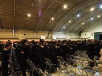 在校生も一緒に肩を組んで応援歌