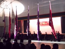 開会式での六校揃っての大団旗掲揚