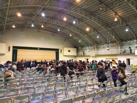 会場の春高体育館には、この用意した席が満席になり、立ち見が出るほどのお客さまのご来場でした。
