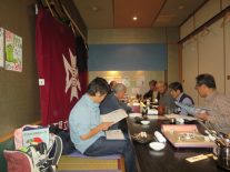 校旗に見守られての懇親会