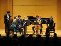 マイクを持つ第1バイオリンの大宮さん