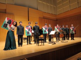 名入りの字凧に感激される演奏者の方々