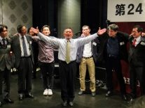 松井さん（高44回）のリードによる肩組校歌斉唱