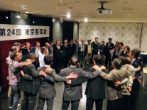 肩組み校歌斉唱