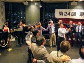 ジャズバイオリントリオの伴奏で歌う「春高校歌」