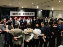 肩組み校歌斉唱