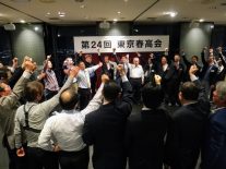 肩組み校歌斉唱