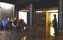 博物館員の説明を聴く