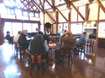 文学館員の説明を聴く