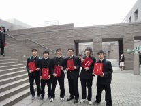 同窓会寄贈のホルダーを手に