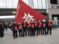 校旗を背に記念写