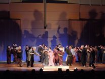 江戸時代を思わせる舞台演出