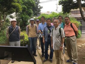 杉村楚人冠記念館前にて