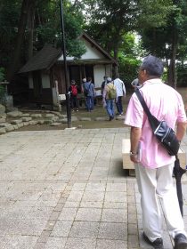 志賀直哉邸跡にたたずむ同窓生（奥の建物は別棟の書斎）