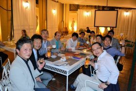 二次会はホテル中庭で「秩父の嶺」も大合唱