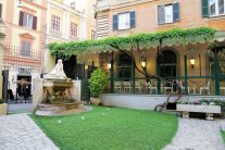 彫刻のある中庭から見る会場