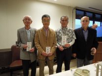 左から3位安田さん､優勝竹内さん､2位戸井田さん､岩崎会長