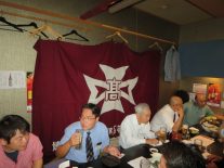 いつもどおり校旗の前で楽しい一時