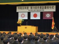 厳粛な雰囲気の会場