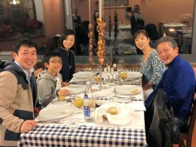 マデイラの名物料理シュパターダを囲む