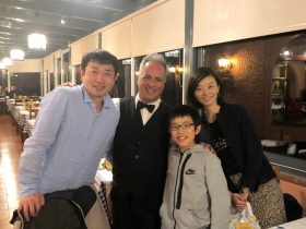 オーシャンガーデンホテルでお世話になったエマニュエル・コスタ氏と川村さん一家