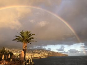 雨上がりのフンシャルにかかる虹