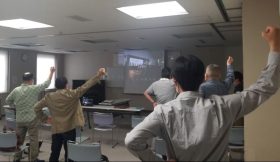 第62回臙脂の集い ライブビューイング（校歌斉唱）の様子