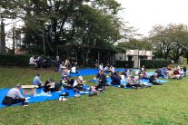 鷲宮総合支所隣接のコミュニティ広場でお弁当とお茶をいただく