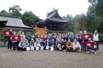 鷲宮神社境内で集合写真撮影
