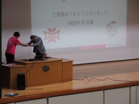 文実から記念品贈呈