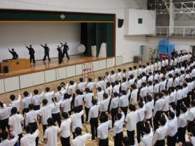 お礼をこめて校歌斉唱