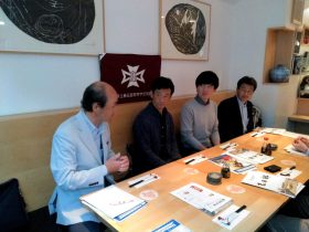 尾﨑会長の言葉に真剣に聞き入る同窓生　真面目に授業を受けていたことが忍ばれます