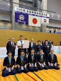 岩崎選手、写真第１列左から２番目 写真提供は埼玉県剣道連盟