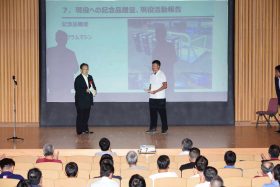 会長から現役部員へのスクラムマシンの目録贈呈