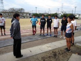 陸上競技部長距離班生徒との交流場面