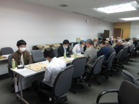 囲碁大会の様子（手前写真は中島さんと現役部員の対局）