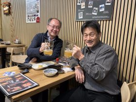 ドイツで製造のキリン一番搾りを楽しむ矢倉さんと黒岩さん