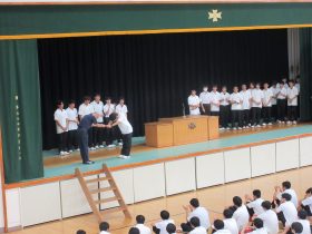 同窓会から激励費授与