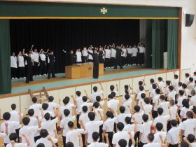 新団長による校歌斉唱
