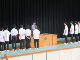 角坂校長から激励挨拶