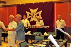 校旗の下での校歌斉唱