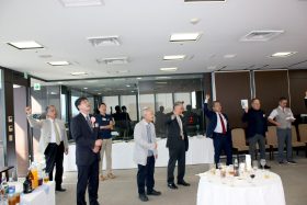 校長先生も校歌斉唱