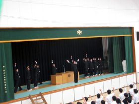 校歌斉唱の様子